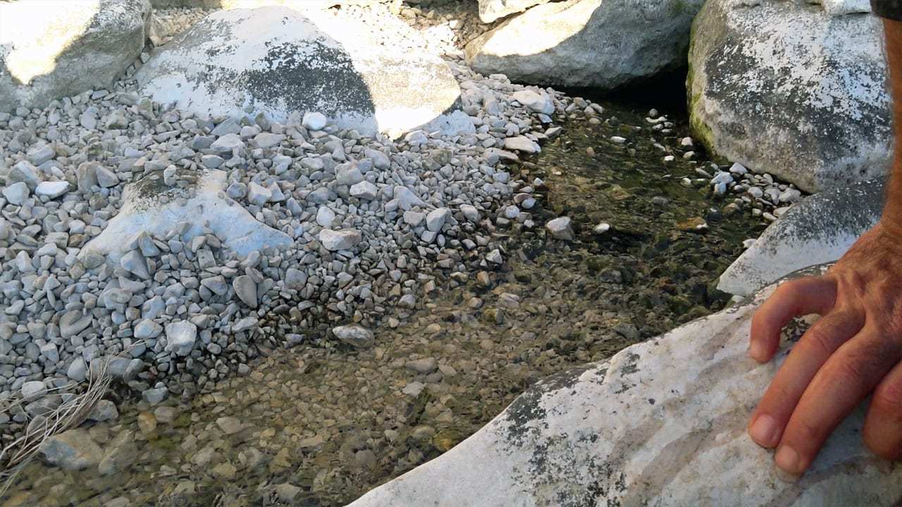 kayalardan göle süzülen pınar